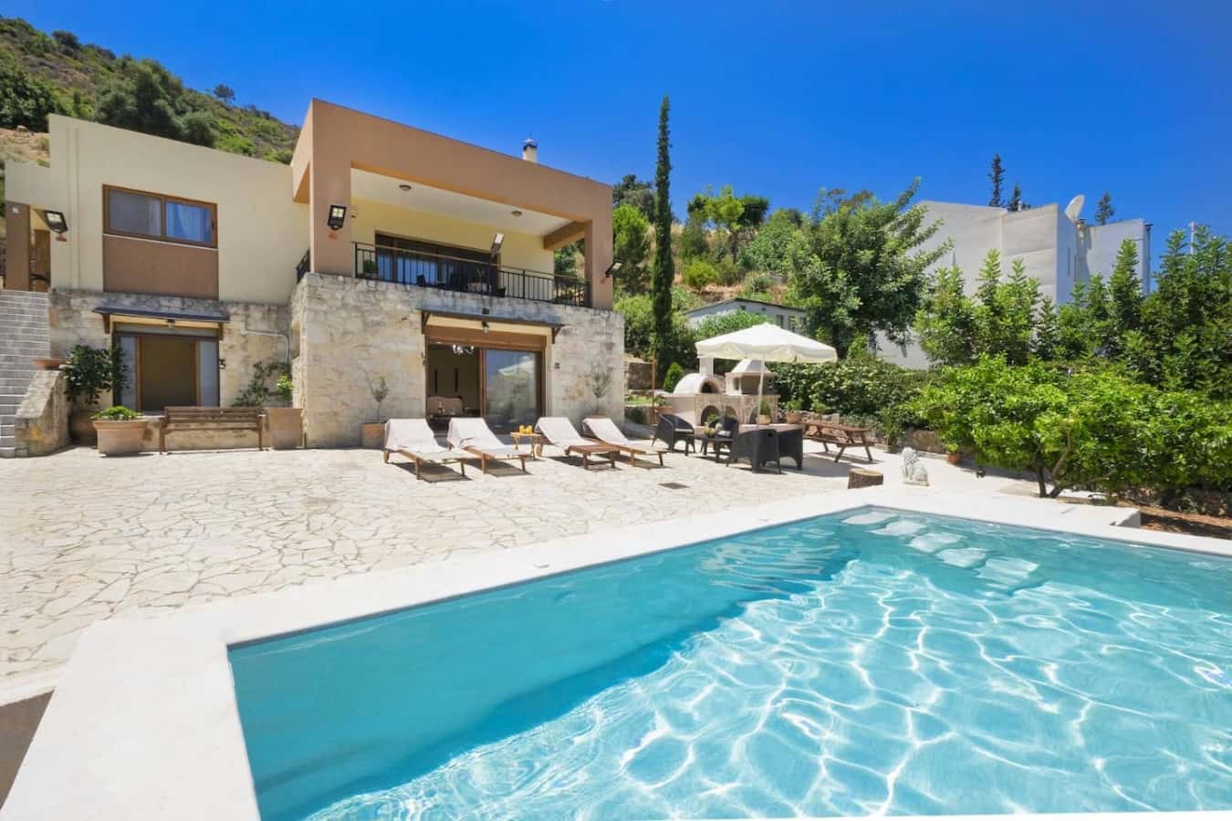 Villa Leon Tsikalaria | Private Pool, BBQ & Yard